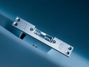 Электрозащелка Dorma 117, 6-12В c ответной запорной планкой FLM из нерж. стали 3 мм