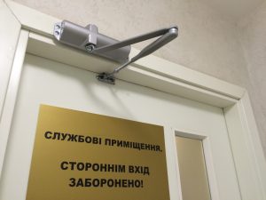 Установка доводчика на двери (встановлення дотягувача, регулювання), монтаж  (термінове, срочне, недорого)