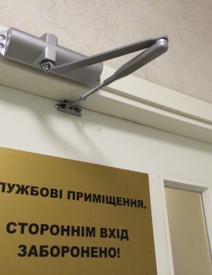 Установка доводчика на двери (встановлення дотягувача, регулювання), монтаж  (термінове, срочне, недорого)