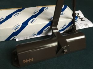 Доводчик NHN-350 RAL8019 коричн дверной универсальный для пвх, алюминиевых металлических пластиковых дверей 40-100 кг. Дотягувач довідник замикач