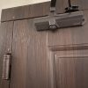 Доводчик NHN-350 дверной RAL8019 hold open с фикс открытого положения фоп коричн универсальный для пвх, алюминиевых металлических пластиковых дверей 40-100 кг. Дотягувач довідник замикач