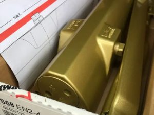 Дотягувач доводчик дверей Dorma TS68 Brass колір Зотото Латунь