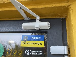 Встановлення дотягувача на двері. Установка ремонт монтаж замена доводчиков металлических пластиковых стеклянных дверей. Встановлення дотягувача довідника механізму