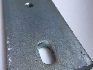 Стальная пластина оцинкованная размером 140×60×8 мм для соединения алюминиевого профиля и несущих конструкций. Металлоконструкции, подвесные системы, Промышленное производство – установка технологического оборудования, опорных элементов, каркасных конструкций. Мебельное и выставочное производство – крепление алюминиевых конструкций