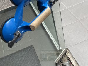 Сервис стеклянных маятниковых дверей