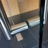 Приклеїти ручку до скла, скляних меблів вітрин. Склеивание стекла двери мебели витрин ручки замка. Glued to glass door cabinet display repair service