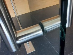 Приклеїти ручку до скла, скляних меблів вітрин. Склеивание стекла двери мебели витрин ручки замка. Glued to glass door cabinet display repair service