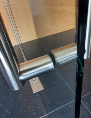 Приклеїти ручку до скла, скляних меблів вітрин. Склеивание стекла двери мебели витрин ручки замка. Glued to glass door cabinet display repair service