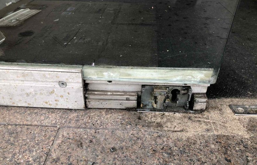 Ремонт заміна серцевин замків скляних дверей. Glass door lock cylinder repair replacement service maintenance
