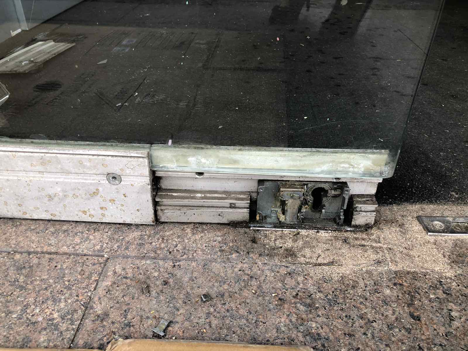 Ремонт заміна серцевин замків скляних дверей. Glass door lock cylinder repair replacement service maintenance