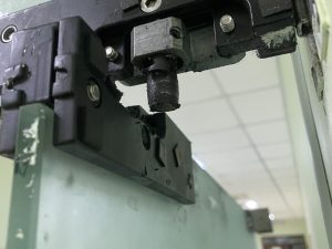 Заміна ремонт регулювання петель маятникових скляних дверей. Сервис. Замена, регулировка петель маятниковых стеклянных дверей