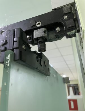 Заміна ремонт регулювання петель маятникових скляних дверей. Сервис. Замена, регулировка петель маятниковых стеклянных дверей