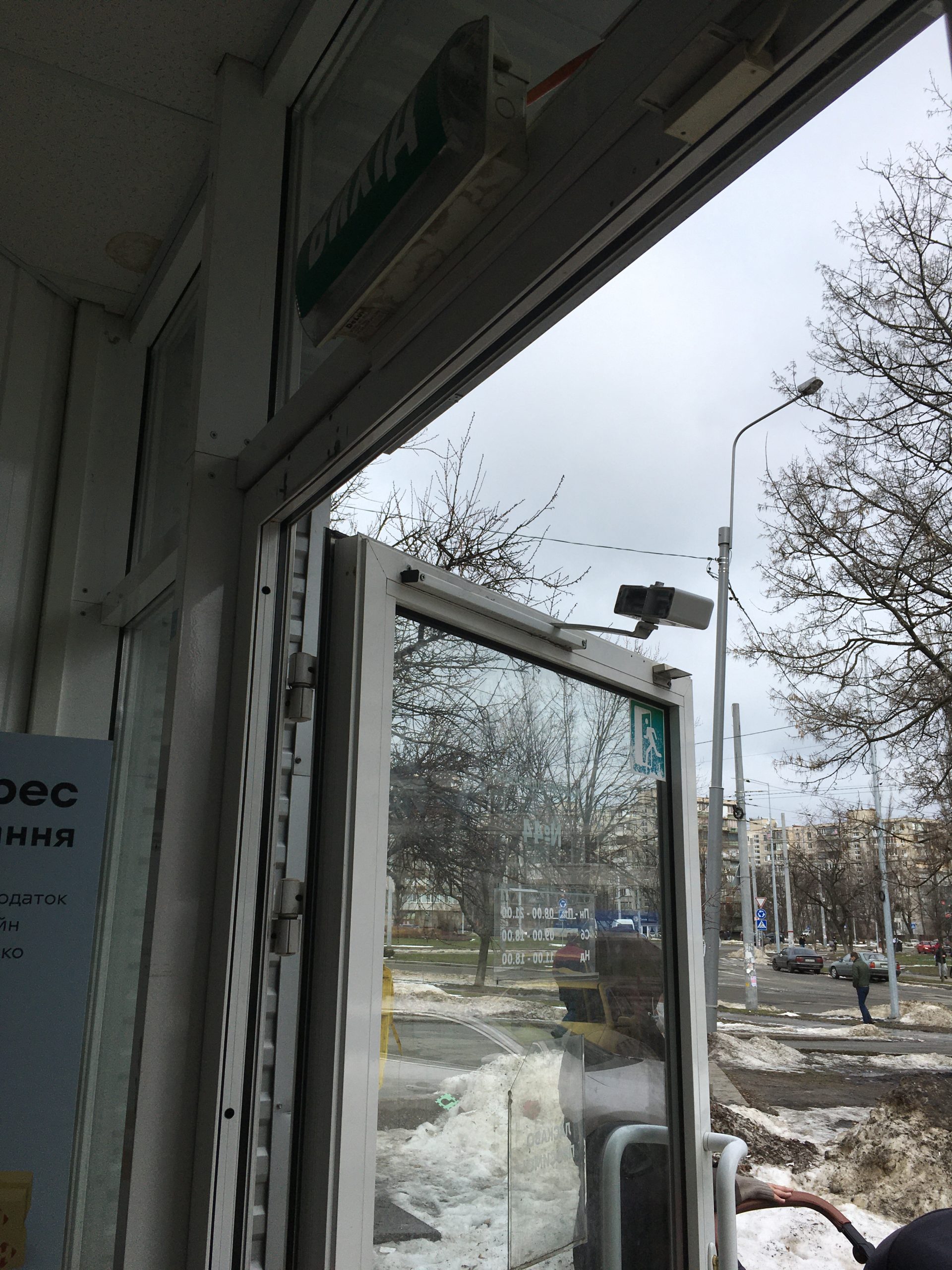 Установка ремонт монтаж замена доводчиков металлических пластиковых стеклянных дверей. Встановлення дотягувача довідника механізму