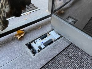 Заміна ремонт GEZE TS-550 Floor Spring Hinge Double Action Door Closer Bodentürschließer регулювання механізму підлогового нижнього доводки маятникових скляних дверей. Замена, регулировка доводчика