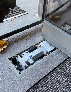 Заміна ремонт GEZE TS-550 Floor Spring Hinge Double Action Door Closer Bodentürschließer регулювання механізму підлогового нижнього доводки маятникових скляних дверей. Замена, регулировка доводчика
