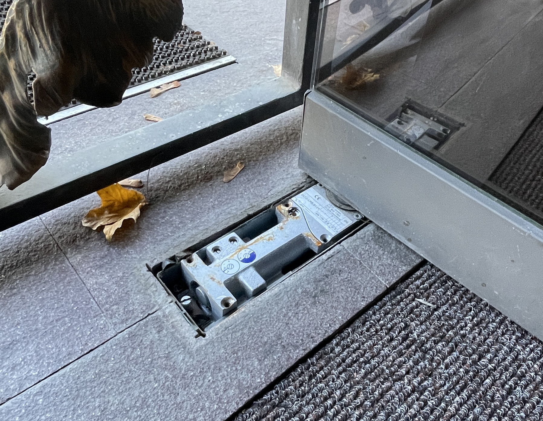 Ремонт-Замена-Доводчиков-Стекл-Дверей-GEZE Заміна ремонт GEZE TS-550 Floor Spring Hinge Double Action Door Closer Bodentürschließer регулювання механізму підлогового нижнього доводки маятникових скляних дверей. Замена, регулировка доводчика