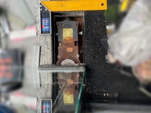 Заміна ремонт GMT Floor Spring Double Action Hinge Door Closer Bodentürschließer регулювання механізму підлогового нижнього доводки маятникових скляних дверей. Замена, регулировка доводчика