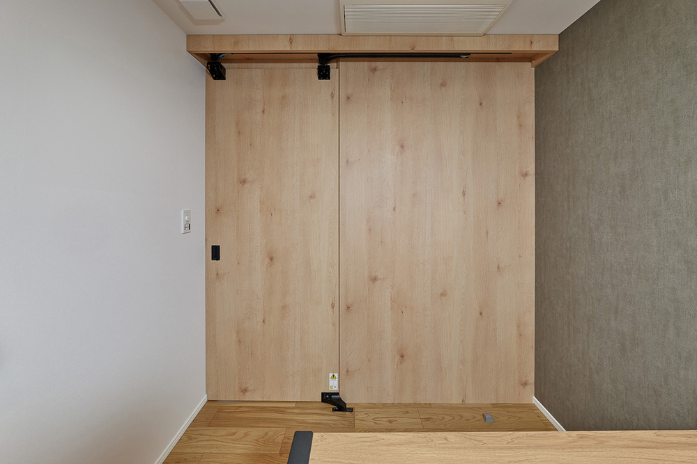 Cистема раздвижных сдвижных дверей Coplanar-Flush-Lateral-Sliding-Concealed-Hidden-Door-System-Sugatsune-MFU1200 Cкрытая копланарная система раздвижных сдвижных дверей с доводчиком плавным закрыванием Lateral Flush Sliding Door System MFU1200 Sugatsune MonoFlatUnison