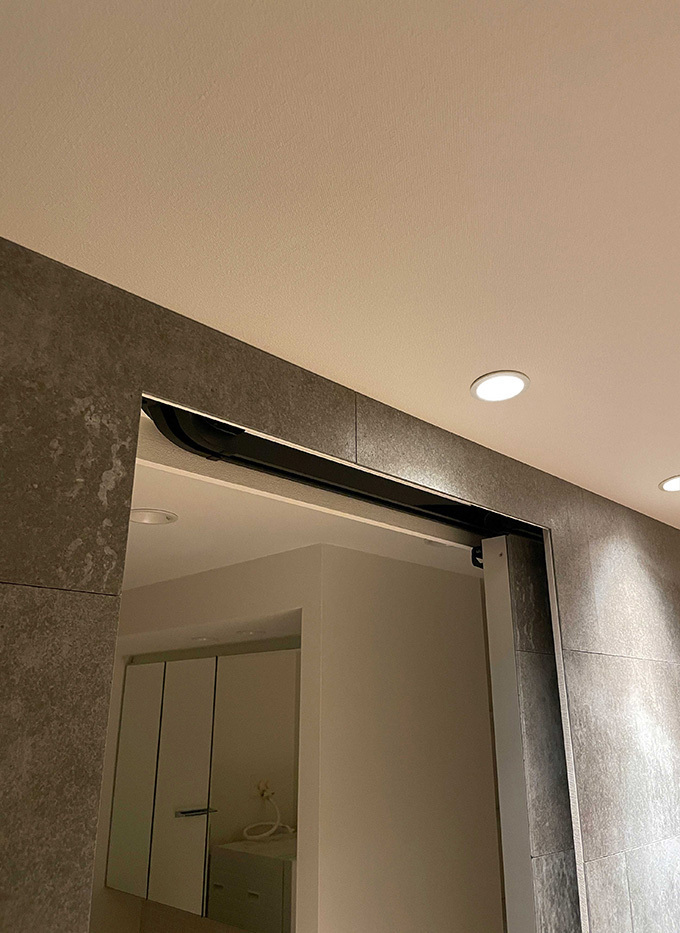 Cистема раздвижных сдвижных дверей Coplanar-Flush-Lateral-Sliding-Concealed-Hidden-Door-System-Sugatsune-MFU1200 Cкрытая копланарная система раздвижных сдвижных дверей с доводчиком плавным закрыванием Lateral Flush Sliding Door System MFU1200 Sugatsune MonoFlatUnison