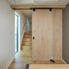 Cистема раздвижных сдвижных дверей Coplanar-Flush-Lateral-Sliding-Concealed-Hidden-Door-System-Sugatsune-MFU1200 Cкрытая копланарная система раздвижных сдвижных дверей с доводчиком плавным закрыванием Lateral Flush Sliding Door System MFU1200 Sugatsune MonoFlatUnison