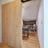 Cистема раздвижных сдвижных дверей Coplanar-Flush-Lateral-Sliding-Concealed-Hidden-Door-System-Sugatsune-MFU1200 Cкрытая копланарная система раздвижных сдвижных дверей с доводчиком плавным закрыванием Lateral Flush Sliding Door System MFU1200 Sugatsune MonoFlatUnison