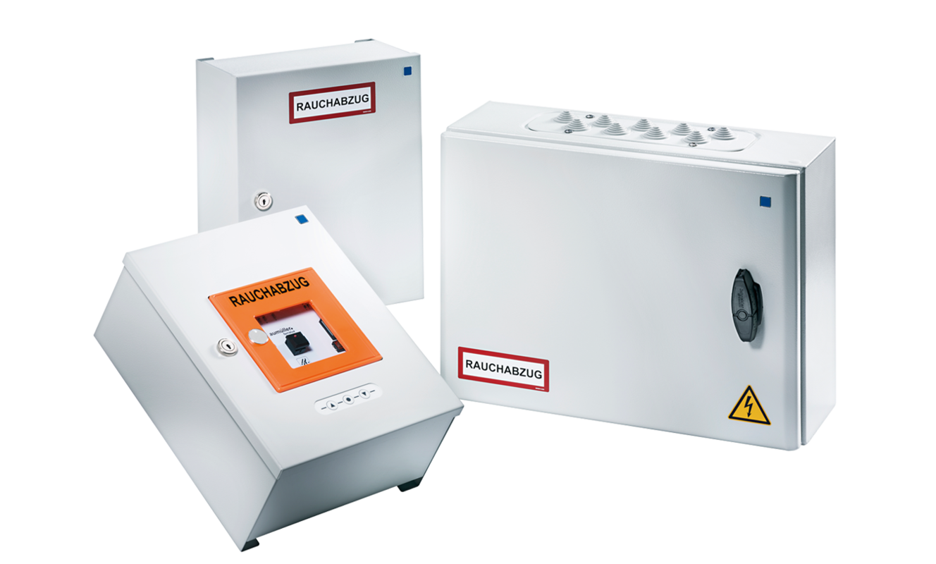 Блок-управления-модуль-управління-Control-Unit-EMB7300-Aumuller-ALL Блок управления Control Modul EMB7300 для систем дымоудаления и естественной вентиляции. Блок керування та джерело живлення для вікон з електроприводами системи димо- та тепловидалення у системах керованої природної вентиляції. Блок источник питания для автоматизации окон с электроприводами 24 V DC. SHEV / RWA (Smoke and Heat Exhaust Ventilation) в системах управляемой естественной вентиляции.